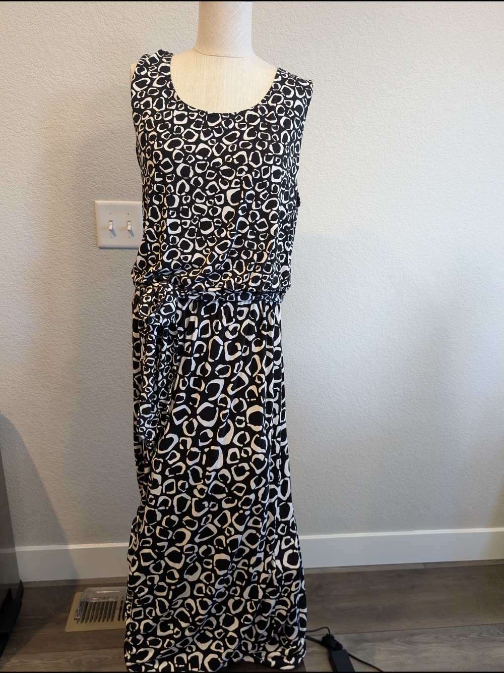 Chico's Sz 14/16 Black and White Sleeveless Printed Maxi Dress with Waist Tie